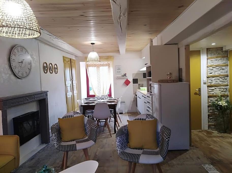 Appartement Cozy Dans Maison Privee Tauves Екстер'єр фото