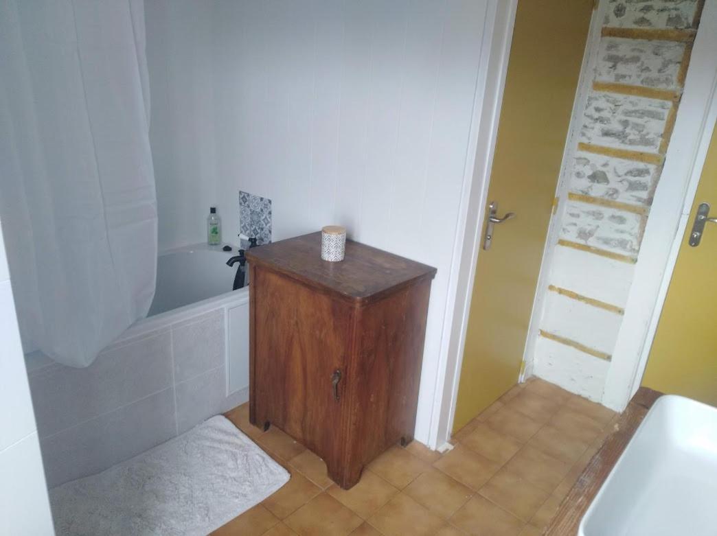 Appartement Cozy Dans Maison Privee Tauves Екстер'єр фото